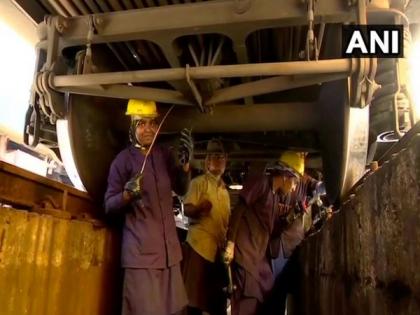 All-ladies team looking after train maintenance work in Kerala | All-ladies team looking after train maintenance work in Kerala All-ladies team looking after train maintenance work in Kerala | All-ladies team looking after train maintenance work in Kerala