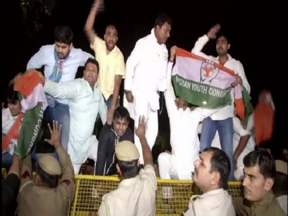 Indian Youth Congress protests against Amit Shah over removal of SPG cover to Sonia, Rahul and Priyanka | Indian Youth Congress protests against Amit Shah over removal of SPG cover to Sonia, Rahul and Priyanka