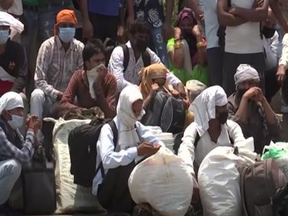 Seeking to return home, Migrants gather at Karnal highway | Seeking to return home, Migrants gather at Karnal highway