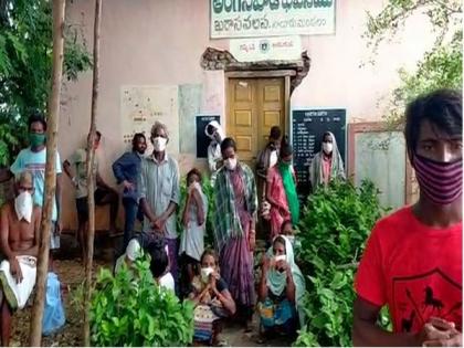 More than 15 COVID-19 patients take shelter under a tree shade in Vizianagaram | More than 15 COVID-19 patients take shelter under a tree shade in Vizianagaram