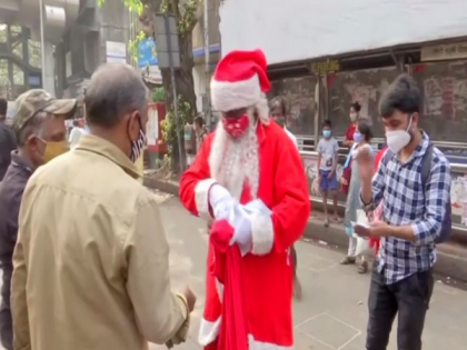 Mumbai Santa spreads joy, distribute sanitisers, masks | Mumbai Santa spreads joy, distribute sanitisers, masks