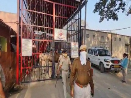 Police conduct simultaneous raids at various jails in Bihar | Police conduct simultaneous raids at various jails in Bihar