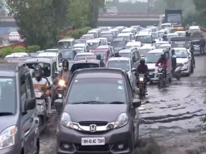 Waterlogging slows down traffic after rain batters Delhi | Waterlogging slows down traffic after rain batters Delhi