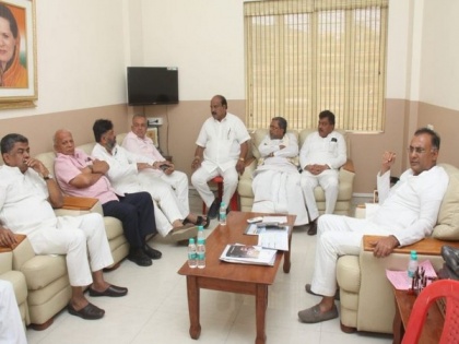 Siddaramaiah, BK Hariprasad, other Congress leaders hold meeting to discuss campaign strategy for K'taka bypolls | Siddaramaiah, BK Hariprasad, other Congress leaders hold meeting to discuss campaign strategy for K'taka bypolls