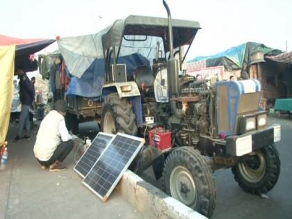 Farmers at Ghazipur border use solar panels to charge phones, tractor batteries | Farmers at Ghazipur border use solar panels to charge phones, tractor batteries Farmers at Ghazipur border use solar panels to charge phones, tractor batteries | Farmers at Ghazipur border use solar panels to charge phones, tractor batteries