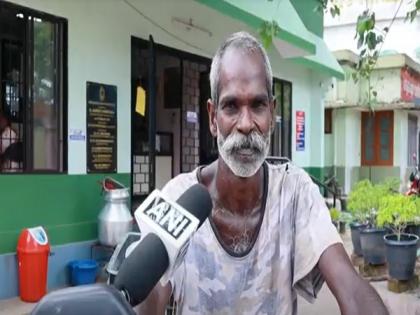 Kerala coconut tree climber supplies free water, snacks daily to cops on lockdown duty | Kerala coconut tree climber supplies free water, snacks daily to cops on lockdown duty Kerala coconut tree climber supplies free water, snacks daily to cops on lockdown duty | Kerala coconut tree climber supplies free water, snacks daily to cops on lockdown duty