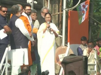 Mamata raises slogans against BJP, CAA, NRC at rally in Kolkata | Mamata raises slogans against BJP, CAA, NRC at rally in Kolkata