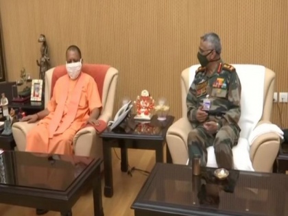 UP CM offers Ramayana, Hanuman Chalisa to Army Chief as Ayodhya's 'prasad' | UP CM offers Ramayana, Hanuman Chalisa to Army Chief as Ayodhya's 'prasad'