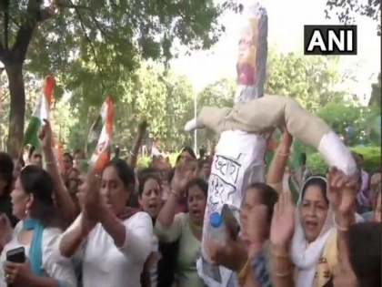 Women Congress workers protest against Haryana CM Khattar's comment on Sonia Gandhi | Women Congress workers protest against Haryana CM Khattar's comment on Sonia Gandhi