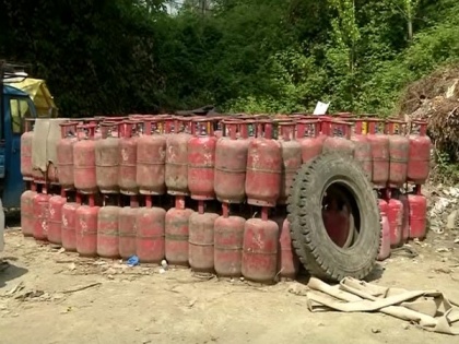 Rumours to 'stock LPG' creates panic in J-K, official assures sufficient stock available | Rumours to 'stock LPG' creates panic in J-K, official assures sufficient stock available