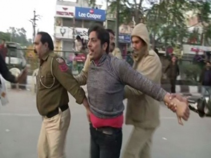 Man resorts to aerial firing in Shaheen Bagh, taken into custody: Delhi Police | Man resorts to aerial firing in Shaheen Bagh, taken into custody: Delhi Police