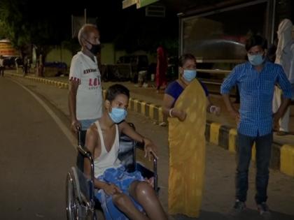Patients, attendants outside AIIMS Delhi suffer due to lack of amenities amid lockdown | Patients, attendants outside AIIMS Delhi suffer due to lack of amenities amid lockdown
