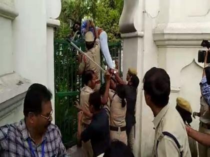 ABVP workers try to barge into Telangana Assembly, police lathicharge | ABVP workers try to barge into Telangana Assembly, police lathicharge
