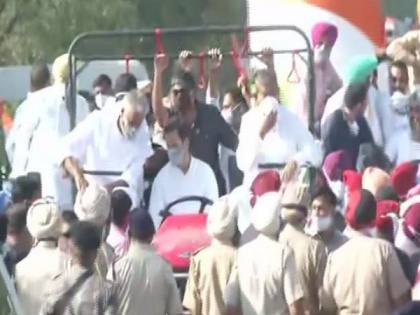 Rahul Gandhi drives tractor as part of Congress' 'Kheti Bachao Yatra' in Punjab | Rahul Gandhi drives tractor as part of Congress' 'Kheti Bachao Yatra' in Punjab