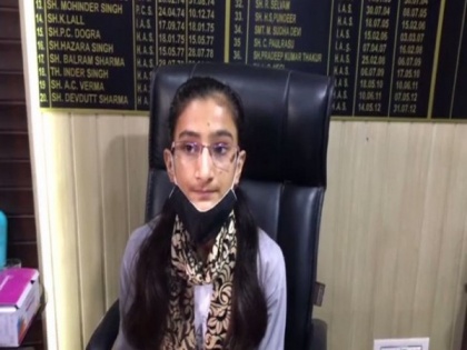 Peon's daughter takes over Kangra SDM office for a day | Peon's daughter takes over Kangra SDM office for a day