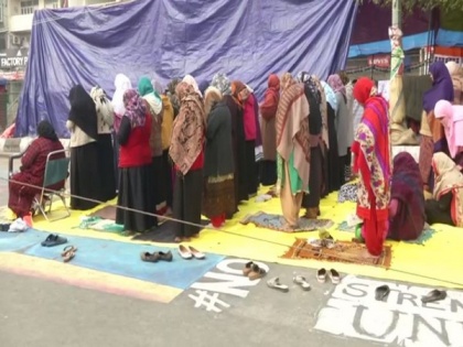 Elderly, new mothers among protestors at Shaheen Bagh | Elderly, new mothers among protestors at Shaheen Bagh