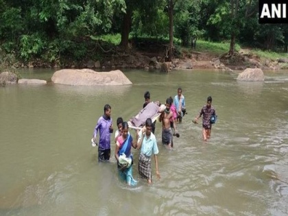 Odisha: No roads, villagers carry pregnant woman on cot for 12 kms | Odisha: No roads, villagers carry pregnant woman on cot for 12 kms