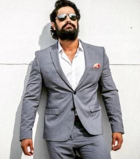 Mohit Raina meets 'A Ticket to Syria' author to prep for his 'The Freelancer' role | Mohit Raina meets 'A Ticket to Syria' author to prep for his 'The Freelancer' role