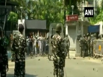 Narada scam: TMC supporters pelt stones on security forces in Kolkata | Narada scam: TMC supporters pelt stones on security forces in Kolkata