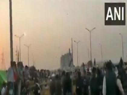 One carriageway of NH 24 for UP to Delhi closed due to farmers' protest | One carriageway of NH 24 for UP to Delhi closed due to farmers' protest One carriageway of NH 24 for UP to Delhi closed due to farmers' protest | One carriageway of NH 24 for UP to Delhi closed due to farmers' protest