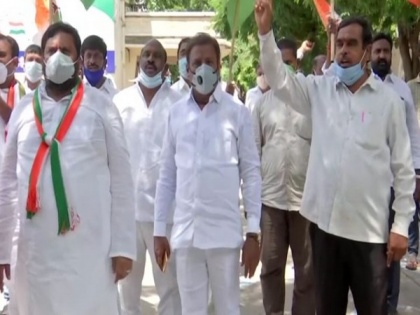Telangana: Congress leaders detained for staging dharna at Raj Bhavan | Telangana: Congress leaders detained for staging dharna at Raj Bhavan