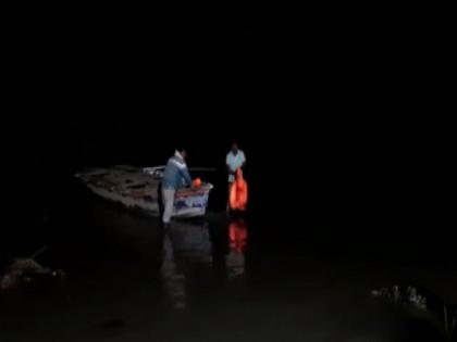 1 killed, 10 rescued in Baghpat boat capsize | 1 killed, 10 rescued in Baghpat boat capsize