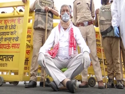 Former U'khand CM Harish Rawat stages dharna after case against him for protesting against fuel price hike | Former U'khand CM Harish Rawat stages dharna after case against him for protesting against fuel price hike