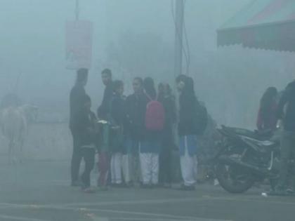 Children, commuters face difficulties as dense fog blankets Hapur | Children, commuters face difficulties as dense fog blankets Hapur