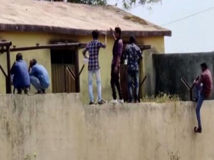 Men climb boundary wall of school in Yavatmal, pass chits to students during exam | Men climb boundary wall of school in Yavatmal, pass chits to students during exam Men climb boundary wall of school in Yavatmal, pass chits to students during exam | Men climb boundary wall of school in Yavatmal, pass chits to students during exam