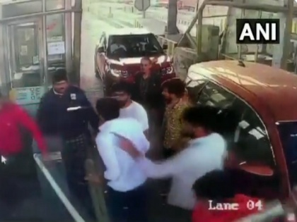 RLP MP Hanuman Beniwal's supporters misbehave with Shahjahanpur Toll Plaza employees | RLP MP Hanuman Beniwal's supporters misbehave with Shahjahanpur Toll Plaza employees