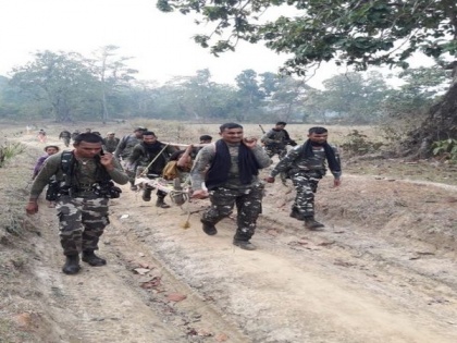 CRPF team carry pregnant woman on cot for 6 km through jungles to reach hospital | CRPF team carry pregnant woman on cot for 6 km through jungles to reach hospital