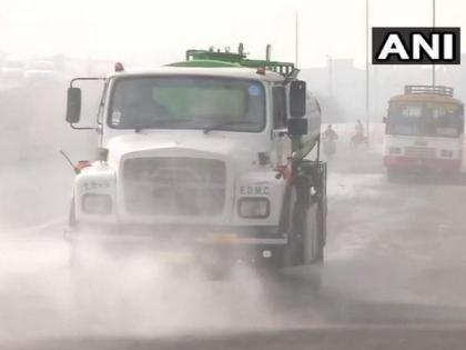 Delhi: EDMC sprinkles water on roads as pollution control measure post Diwali | Delhi: EDMC sprinkles water on roads as pollution control measure post Diwali