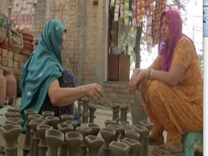 Potters in Punjab's Amritsar struggle to sell earthen lamps, other Diwali products | Potters in Punjab's Amritsar struggle to sell earthen lamps, other Diwali products