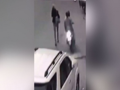 Delhi: Two bike-borne robbers snatch cellphone from woman journalist in Okhla | Delhi: Two bike-borne robbers snatch cellphone from woman journalist in Okhla