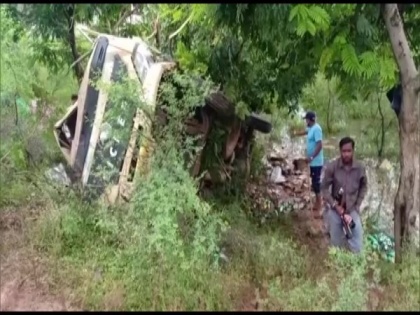 Chhattisgarh: Vehicle carrying 200 cases of liquor crashes in Kawardha | Chhattisgarh: Vehicle carrying 200 cases of liquor crashes in Kawardha