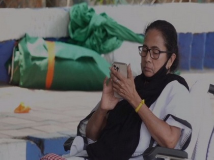 Mamata Banerjee sits on dharna to protest against EC's ban on her from campaigning for 24 hours | Mamata Banerjee sits on dharna to protest against EC's ban on her from campaigning for 24 hours