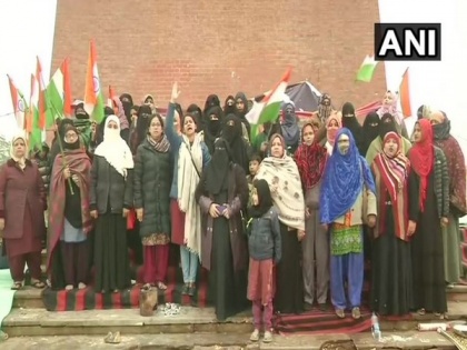 Women continue to hold protest against CAA, NRC in Lucknow's Ghanta Ghar | Women continue to hold protest against CAA, NRC in Lucknow's Ghanta Ghar