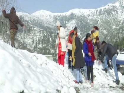 Tourists play with snow, dance, enjoy themselves at J-K's Dehra ki Gali | Tourists play with snow, dance, enjoy themselves at J-K's Dehra ki Gali