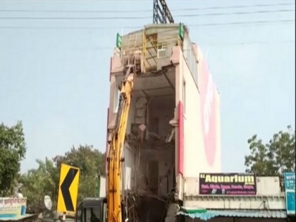 District admin, civic body demolish Indore hotel for involvement in illegal activities | District admin, civic body demolish Indore hotel for involvement in illegal activities