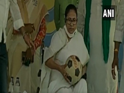 Mamata takes 'Khela hobe' step further; passes football to crowd | Mamata takes 'Khela hobe' step further; passes football to crowd