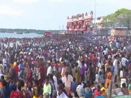 TN: Thousands of devotees throng Agni Theertham seashore on Mahalaya Amavasya | TN: Thousands of devotees throng Agni Theertham seashore on Mahalaya Amavasya