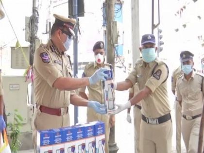 Hyderabad Police Commissioner distributes Thermo steel bottles to police personnel in view of heat | Hyderabad Police Commissioner distributes Thermo steel bottles to police personnel in view of heat