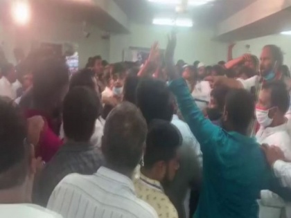TPCC faces internal scuffles during meetings held for upcoming GHMC polls, COVID-19 norms violated | TPCC faces internal scuffles during meetings held for upcoming GHMC polls, COVID-19 norms violated