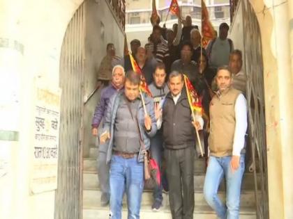 Hindu pilgrims leaves for Pakistan to visit Katas Raj temple | Hindu pilgrims leaves for Pakistan to visit Katas Raj temple