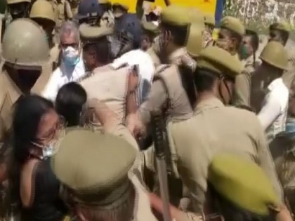 Hathras incident: TMC MPs manhandled as they try to enter village | Hathras incident: TMC MPs manhandled as they try to enter village