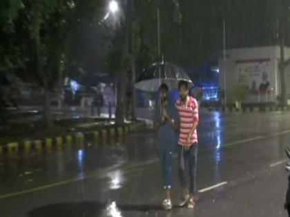 Rain lashes parts of Delhi, adjoining areas | Rain lashes parts of Delhi, adjoining areas
