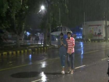 Delhi wakes up to light rain, minimum temperature drops to 10 degrees Celsius | Delhi wakes up to light rain, minimum temperature drops to 10 degrees Celsius
