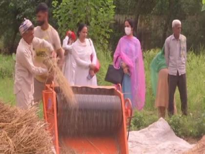 J-K: Paddy thresher improves efficiency in agriculture, farmers hail Centre, UT administration | J-K: Paddy thresher improves efficiency in agriculture, farmers hail Centre, UT administration