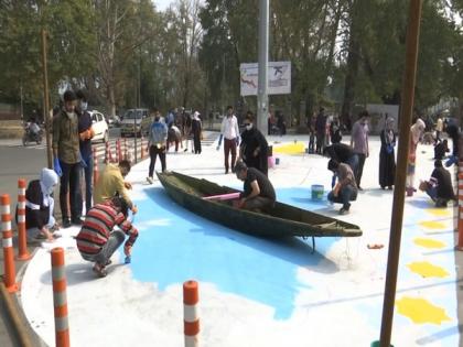 Students put up graffiti on Srinagar roads to beautify city | Students put up graffiti on Srinagar roads to beautify city