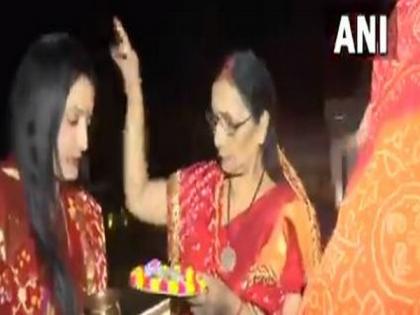 Women observe fast for well-being of husbands on Karwa Chauth, break it on sighting moon | Women observe fast for well-being of husbands on Karwa Chauth, break it on sighting moon Women observe fast for well-being of husbands on Karwa Chauth, break it on sighting moon | Women observe fast for well-being of husbands on Karwa Chauth, break it on sighting moon